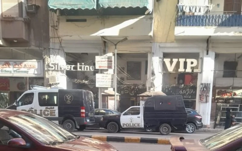 هاتف ملقى بحديقة بورسعيد يكشف سرقة بالإكراه لمسن في منزله